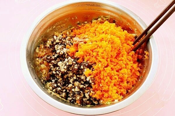 彩虹馄饨(宝宝超爱吃),胡萝卜和<a style='color:red;display:inline-block;' href='/shicai/ 230'>香菇</a>剁碎后放入拌好的肉馅中。
