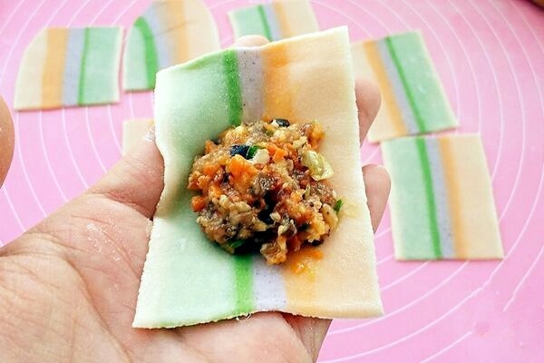 彩虹馄饨(宝宝超爱吃),取一个馄饨皮,中间放上适量馅料。