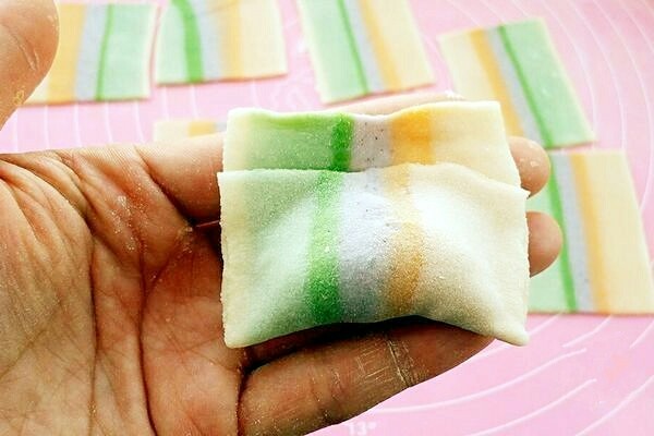 彩虹馄饨(宝宝超爱吃),从下往上对折,捏紧边沿。