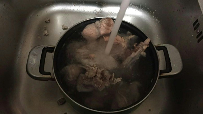 #猪肋排#白萝卜炖排骨汤,用冷水洗干净煮出来的脏东西。