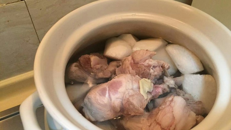 #猪肋排#白萝卜炖排骨汤,在把小排放入砂锅中。
