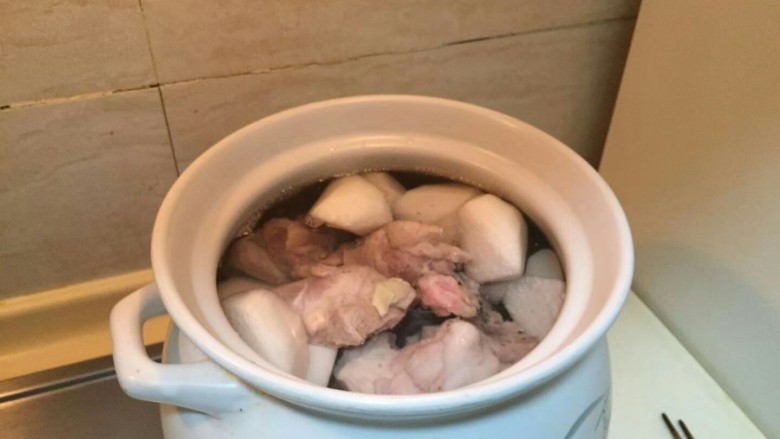 #猪肋排#白萝卜炖排骨汤,大火烧开,小火煮至。