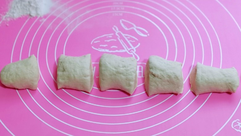 皮薄馅大~发面梅干菜肉饼,将发酵好面团搓长条,再切6等份。(面团大小根据个人喜欢来)