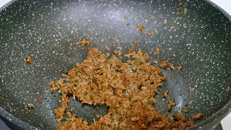 皮薄馅大~发面梅干菜肉饼,起油锅,加入切碎的梅干菜小火煸炒,炒出香味儿盛出。