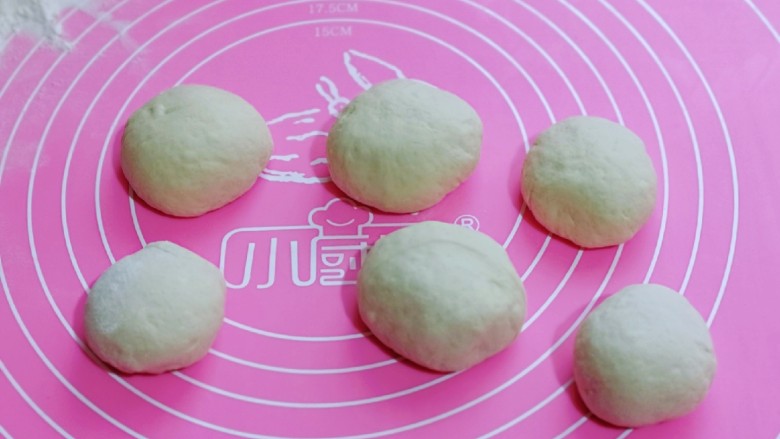 皮薄馅大~发面梅干菜肉饼,揉圆,盖上湿布松弛5分钟。
