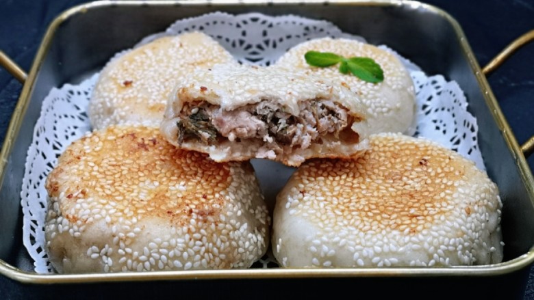 皮薄馅大~发面梅干菜肉饼,皮薄馅大,一口气吃三个。