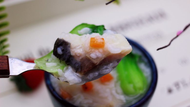 养生又养胃的生滚杂蔬鱼片粥,细腻洁白的肉质,营养丰富,口味鲜香,有入口即化之感。