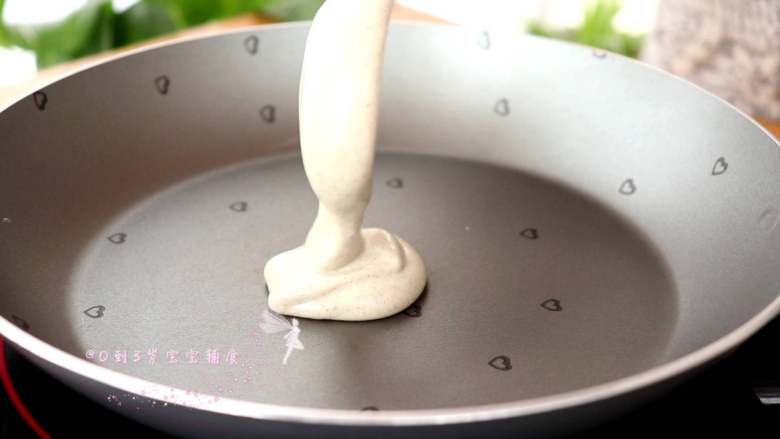 杂粮松饼,舀一小勺面糊,倒入平底不粘锅,小火慢慢煎熟
tips:这里最好用不粘的平底锅