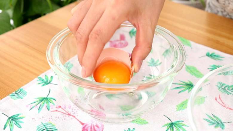 杂粮松饼,蛋清、蛋黄分离
tips:盛放蛋清的容器无水无油