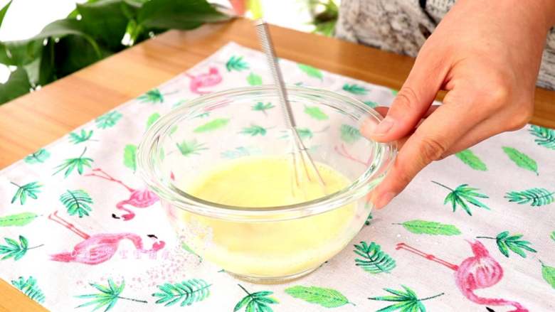 杂粮松饼,蛋黄中倒入配方奶或牛奶,拌匀
tips:1岁以上的宝宝可以用牛奶代替配方奶