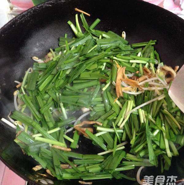 小炒合菜,下人韭菜段、少许<a style='color:red;display:inline-block;' href='/shicai/ 744'>五香粉</a>快速炒匀关火