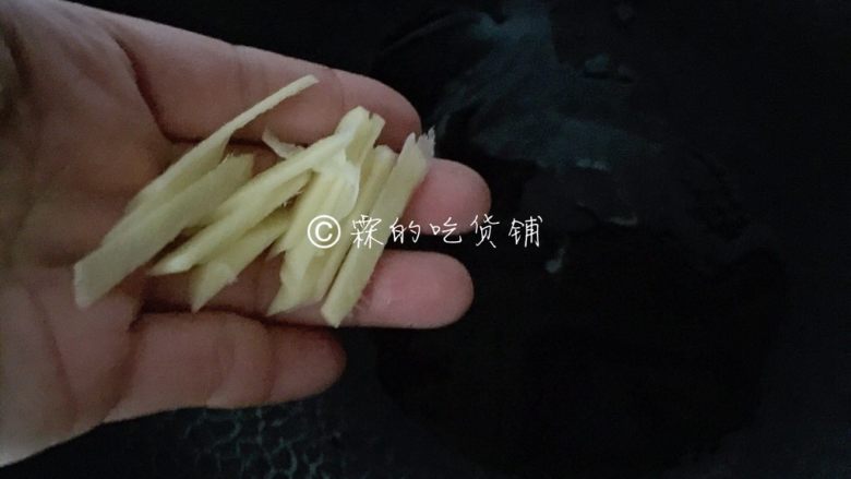 白灼芥蓝 快手经典菜,炒锅里放一点点油,把姜丝放入,煸香后把姜丝捞出。