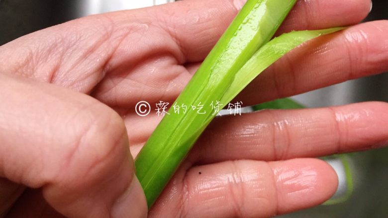 白灼芥蓝 快手经典菜,<a style='color:red;display:inline-block;' href='/shicai/ 139'>芥蓝</a>去除老叶老头后,枝干部位的老茎也要撕去。