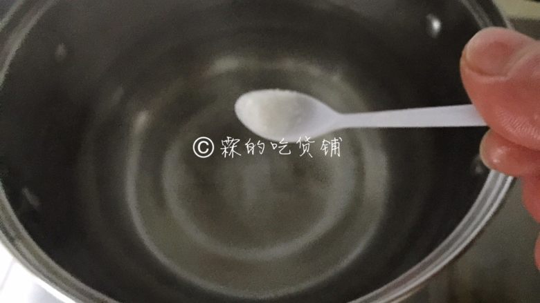 白灼芥蓝 快手经典菜,锅里放入适量的水,加小半勺盐。