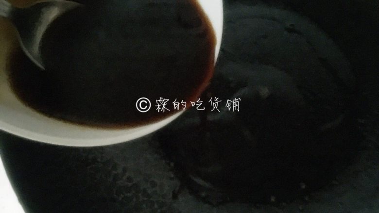 白灼芥蓝 快手经典菜,随后把调好的酱汁倒入,烧到糖融化就可以关火了。