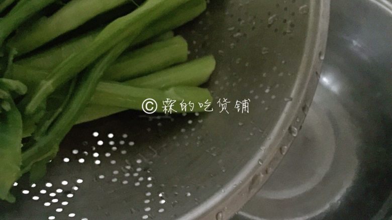 白灼芥蓝 快手经典菜,把芥蓝放入汆烫2、3分钟(这点时间足够了,千万不能烫的时间太长,酥掉就不好吃了)。