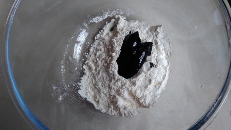 可爱刺猬包,预计做的白色面团是黑色面团的两倍,所以将酵母水2/3倒入面粉里,揉成光滑的面团