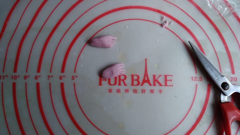 可爱刺猬包,用多余的白色面团做出小手,可以加点果蔬粉做成其他颜色