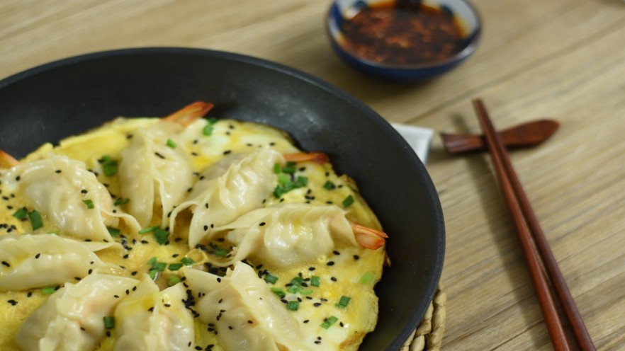 鲜嫩多汁的大虾抱蛋煎饺，你一定得试一下