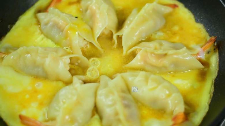 鲜嫩多汁的大虾抱蛋煎饺,你一定得试一下,倒入蛋液小火煎至凝固