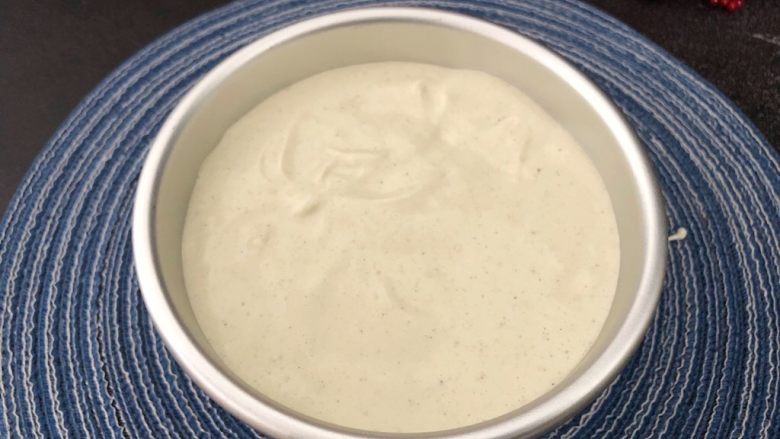 芝麻糊戚风蛋糕,面糊高度落下倒入6寸模具中,轻摔几下,震出大气泡