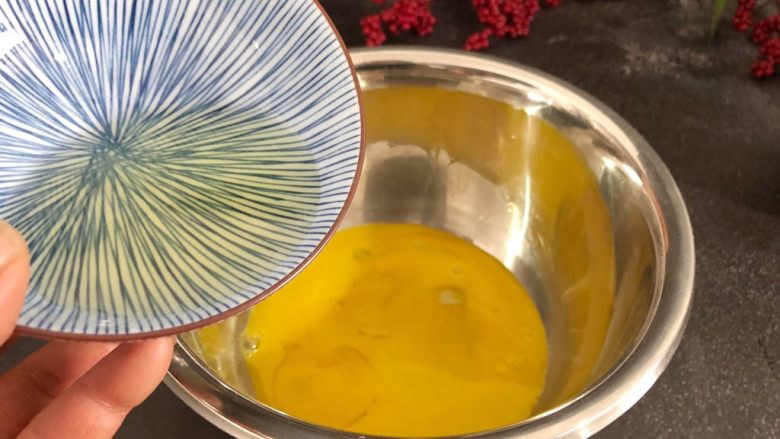 芝麻糊戚风蛋糕,先来做蛋黄糊,蛋黄中加入玉米油30g,搅拌混合