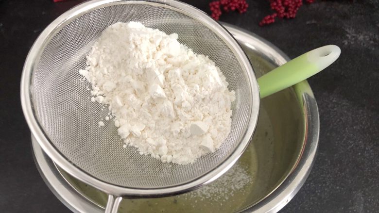 芝麻糊戚风蛋糕,筛入低筋粉,翻拌至无颗粒状态,不可画圈搅拌,不然做出的蛋糕没那么松软.