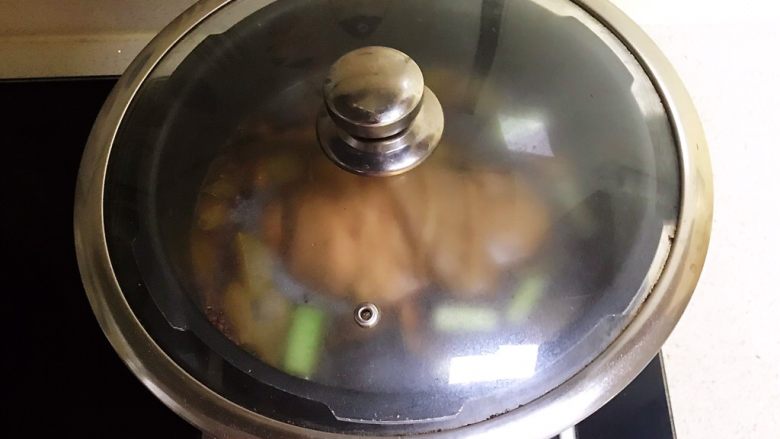 #猪腿# 冷切猪腿,盖上锅盖,大火烧开后小火慢烧70分钟