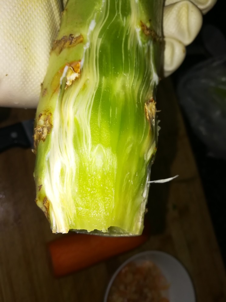 这样一款清新亮丽的春卷,发在朋友圈,好评如潮,可以诱惑无数人,<a style='color:red;display:inline-block;' href='/shicai/ 174'>莴苣</a>去皮