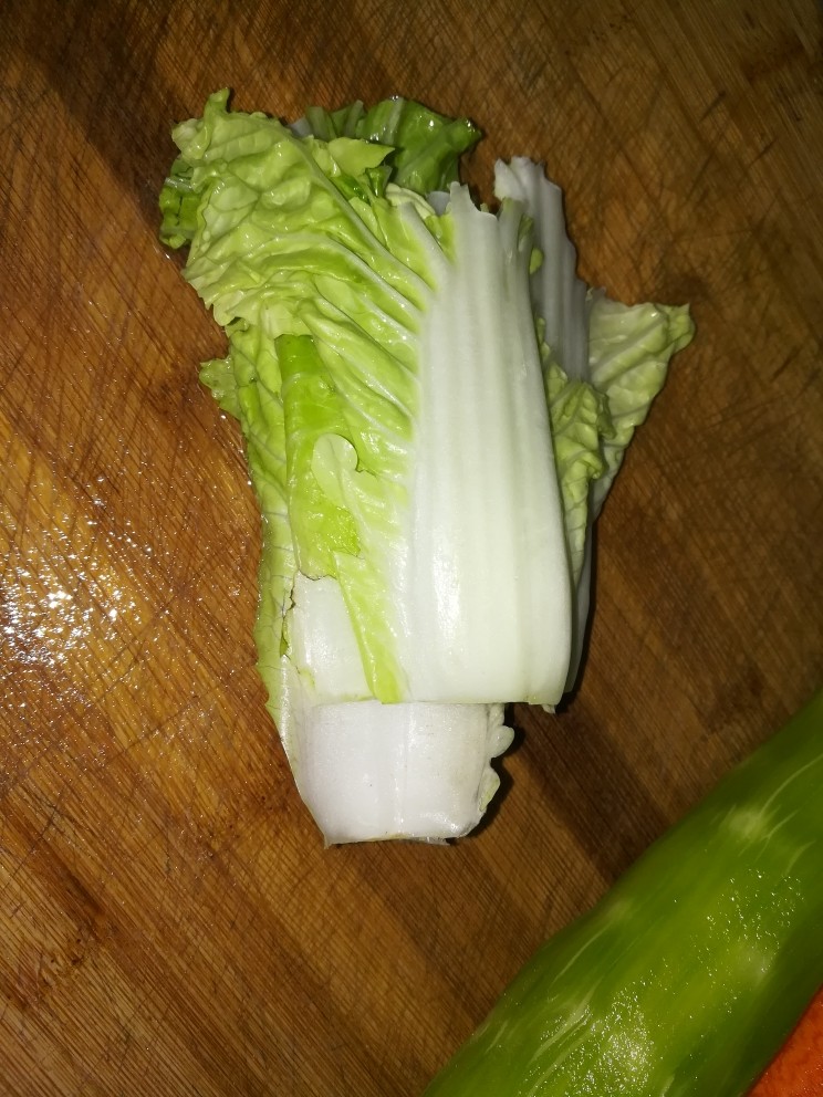 这样一款清新亮丽的春卷,发在朋友圈,好评如潮,可以诱惑无数人,白菜延边切去绿叶,只留下白色部分