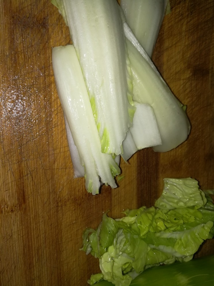 这样一款清新亮丽的春卷,发在朋友圈,好评如潮,可以诱惑无数人,切好的<a style='color:red;display:inline-block;' href='/shicai/ 3493'>白菜梗</a>