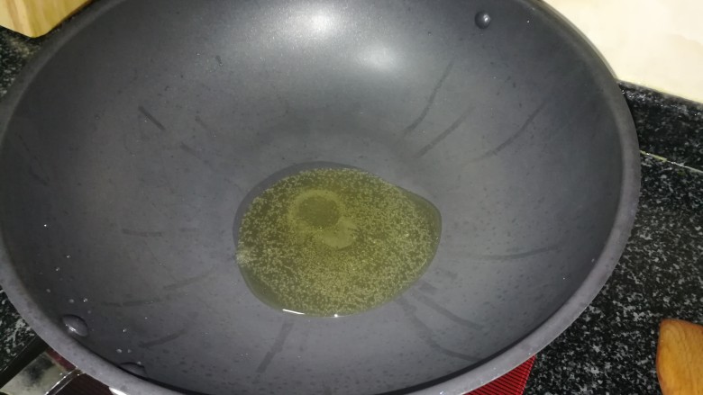 这样一款清新亮丽的春卷,发在朋友圈,好评如潮,可以诱惑无数人,锅热下油
