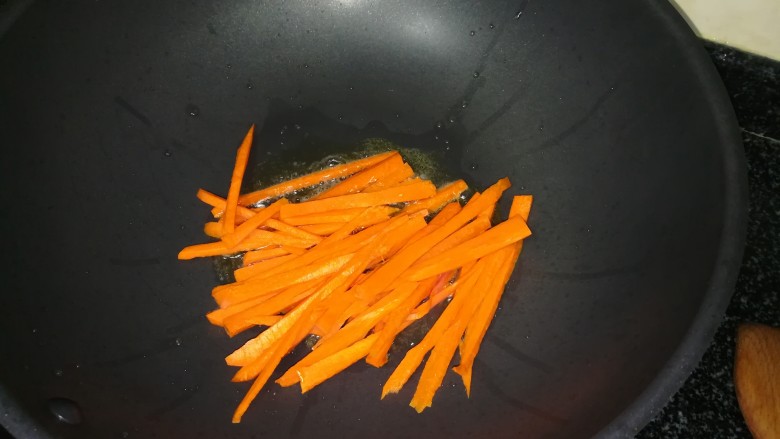 这样一款清新亮丽的春卷,发在朋友圈,好评如潮,可以诱惑无数人,爆炒胡萝卜。
这里注意,各种食材的下锅顺序很重要,胡萝卜一定要下下锅,豆苗最后再下,不然会烂掉哦
