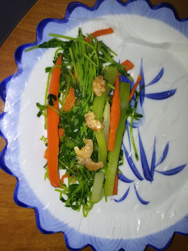 这样一款清新亮丽的春卷,发在朋友圈,好评如潮,可以诱惑无数人,放上馅料,注意放在边上哈