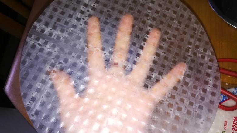 这样一款清新亮丽的春卷,发在朋友圈,好评如潮,可以诱惑无数人,轻轻抽出越南米纸一张,很透明,很漂亮,是不是?