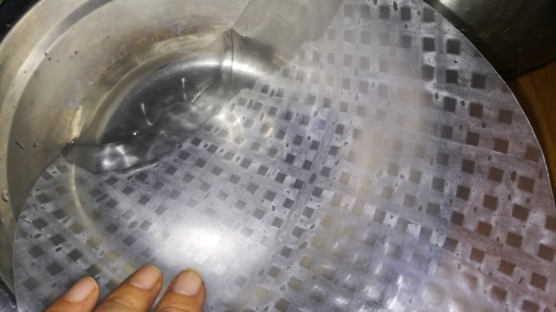 这样一款清新亮丽的春卷,发在朋友圈,好评如潮,可以诱惑无数人,把米纸浸入温水中,5秒即可,要全部浸湿哦