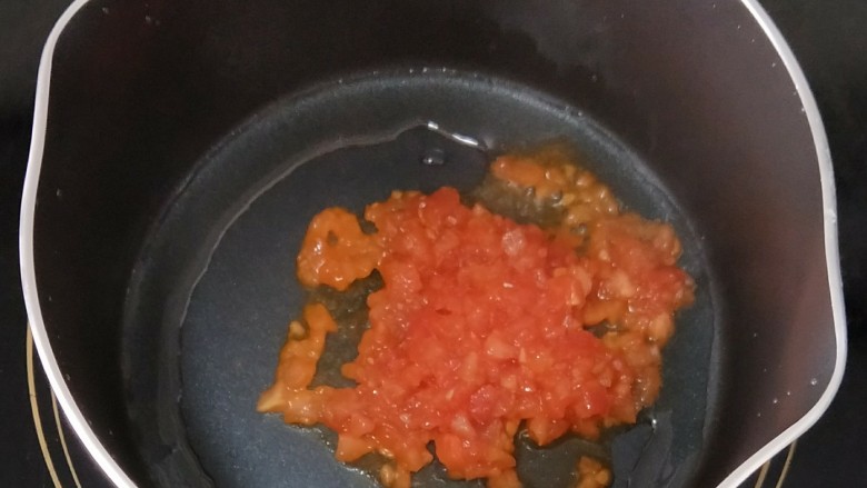 香辣咖喱火锅,热锅凉油,然后倒入番茄,炒到番茄变软后倒入热水烧开。