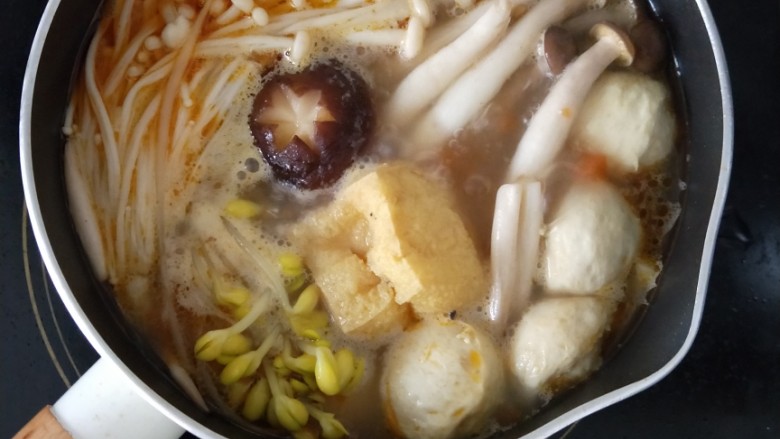 香辣咖喱火锅,煮到所有食材熟透,最后放少许盐调味即可。(喜欢吃辣椒的可以放一勺<a style='color:red;display:inline-block;' href='/shicai/ 852'>辣椒油</a>,特别好吃。)