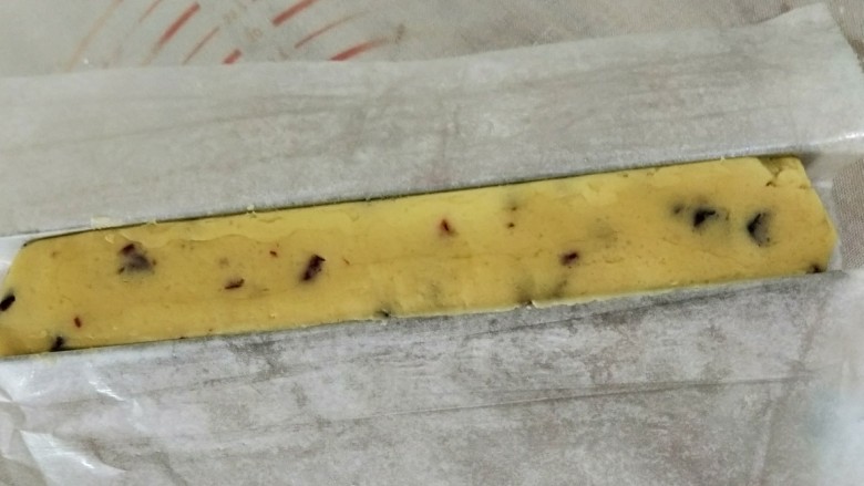 蔓越莓饼干,然后借助模具整形,再放到冰箱冷冻一个小时。