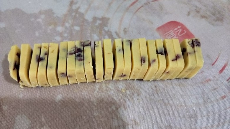 蔓越莓饼干,拿出来切成片,同时烤箱170度预热。