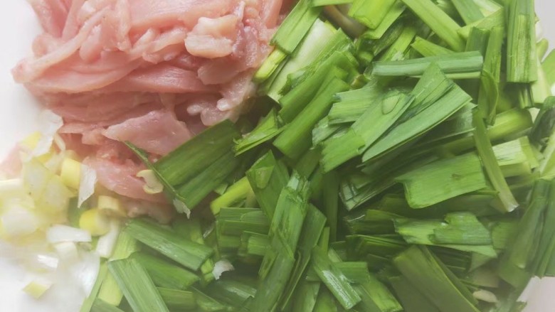 老家传统小吃----韭菜炒肉丝,<a style='color:red;display:inline-block;' href='/shicai/ 116'>韭菜</a>洗净切段,猪里脊肉切薄片再切成细丝,葱切末备用