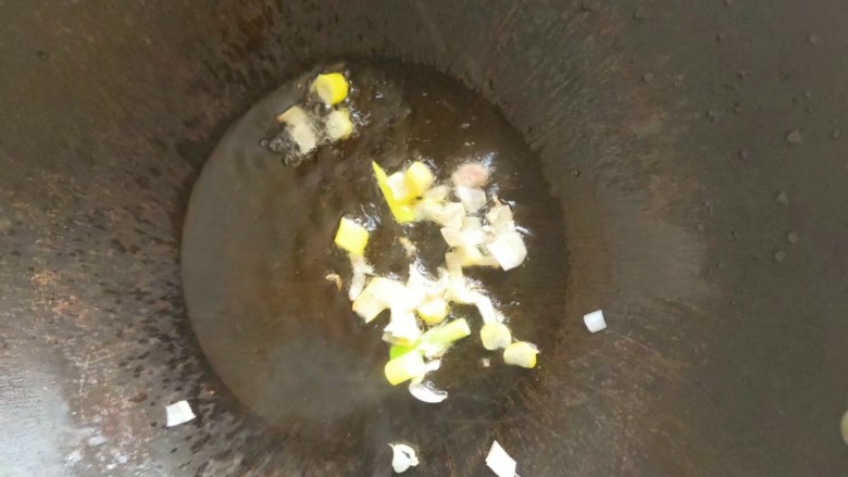 老家传统小吃----韭菜炒肉丝,锅内倒入适量油,放入切好的葱末爆出香味