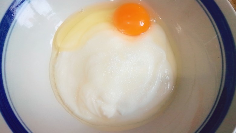 酸奶饼(酸奶+鸡蛋),打入一颗鸡蛋