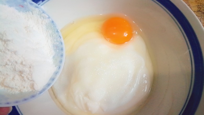 酸奶饼(酸奶+鸡蛋),少量多次的加入面粉