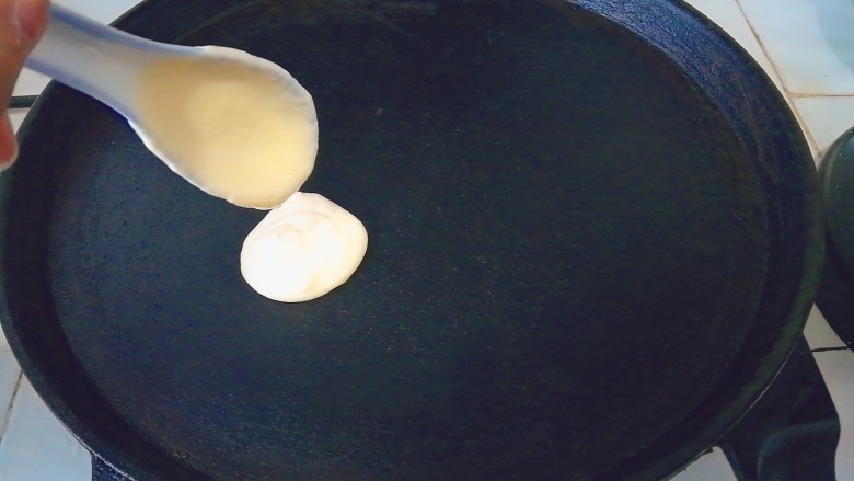 酸奶饼(酸奶+鸡蛋),每个小饼一勺,做好后大小是均匀的
