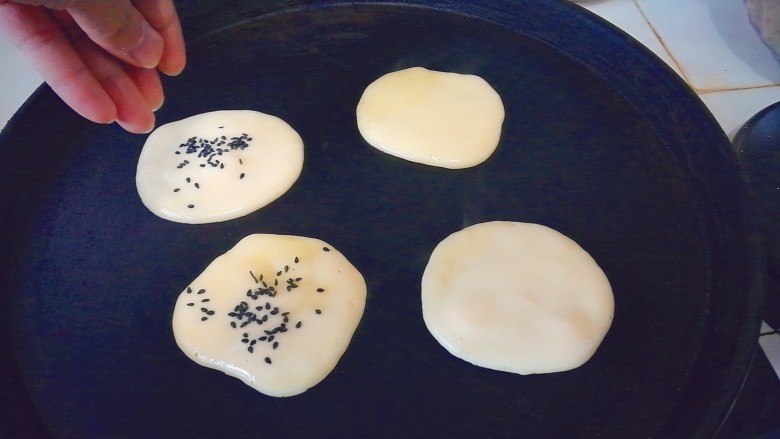 酸奶饼(酸奶+鸡蛋),凝固之前撒一层黑芝麻