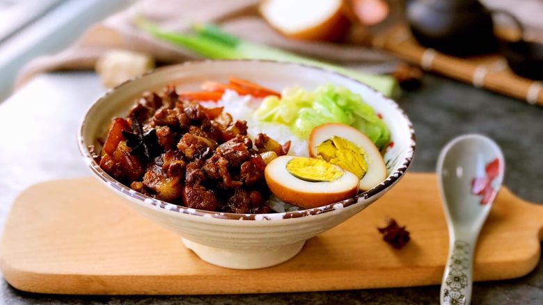 #猪五花#卤肉饭,盛碗米饭,上面放上卤肉淋些汤汁,摆上喜欢的配菜(我用的是大头菜和胡萝卜),卤蛋切半摆上。