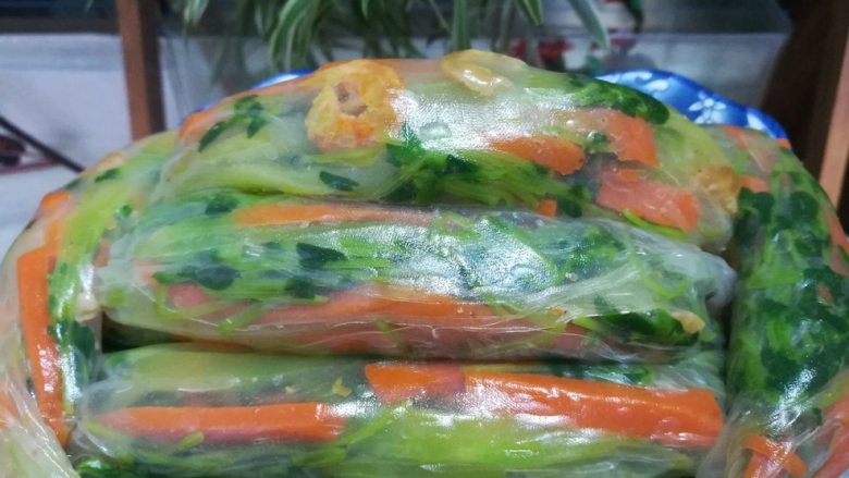 这样一款清新亮丽的春卷,发在朋友圈,好评如潮,可以诱惑无数人,成品图。