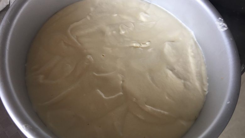 轻乳酪蛋糕(6寸),倒入活底蛋糕模,底下铺一层油纸,抹平表面,放入烤箱倒数第二层,底下放一个烤盘装满水,150度上下火30分钟后转130度35-40分钟,或者160度65-70分钟,具体根据自己烤箱情况调整