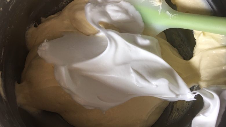 轻乳酪蛋糕(6寸),将打发好的蛋白分次拌入奶酪蛋黄糊